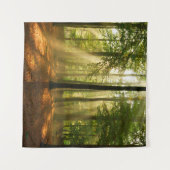 Klare Lichtstrahlen, die durch den Wald strahlen Wandteppich (Vorderseite (Horizontal))