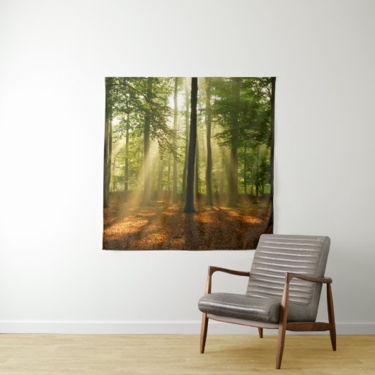 Klare Lichtstrahlen, die durch den Wald strahlen  Wandteppich (Beispiel)