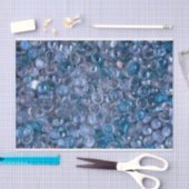 Klare und blaue Steinfarben aus Glas im Wasser Seidenpapier (Handwerk)