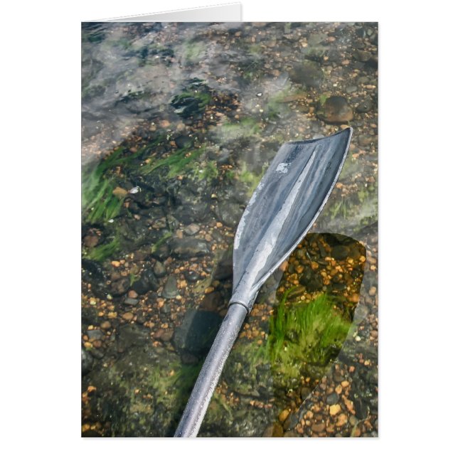 Klare Wassersäule mit Bootspaddel (Vorne)