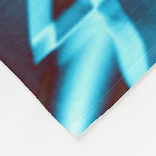 Klare Zyantönen in abstrakten Bändern in dunkelrot Fleecedecke (Ecke)