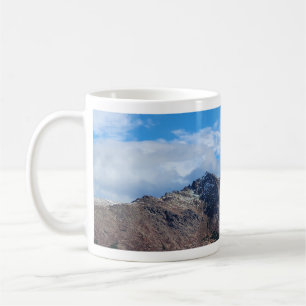 Klares Bergpanorama mit blauem Himmel Kaffeetasse
