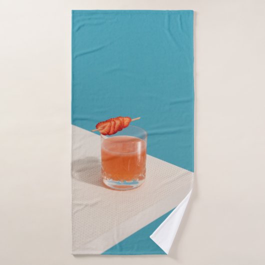 Klares Trinkglas mit brauner Flüssigkeit Badehandtuch (Badehandtuch)