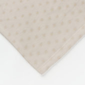 Klares Trinkglas mit brauner Flüssigkeit Fleecedecke (Ecke)