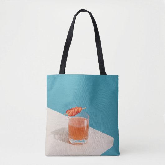 Klares Trinkglas mit brauner Flüssigkeit Tasche (Vorderseite)