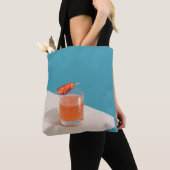 Klares Trinkglas mit brauner Flüssigkeit Tasche (Von Nahem)