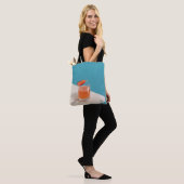 Klares Trinkglas mit brauner Flüssigkeit Tasche (Am Model)