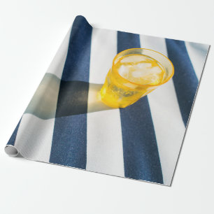 Klares Trinkglas mit gelber Flüssigkeit Geschenkpapier