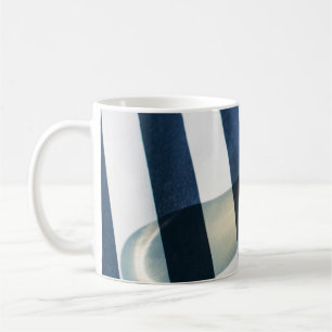 Klares Trinkglas mit gelber Flüssigkeit Kaffeetasse