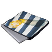 Klares Trinkglas mit gelber Flüssigkeit Laptopschutzhülle (Vorne Knopf)