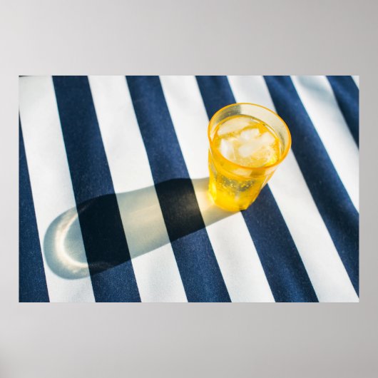 Klares Trinkglas mit gelber Flüssigkeit Poster (Vorne)