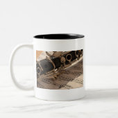 Klarinette Musikinstrument mit Notation Zweifarbige Tasse (Links)
