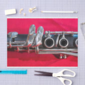 Klarinette zu Rot Seidenpapier (Handwerk)