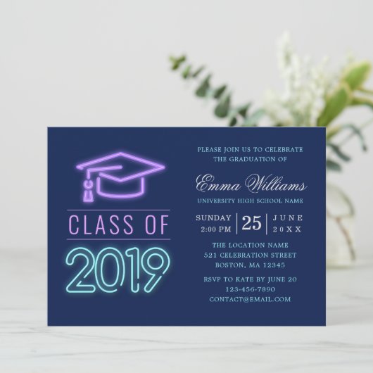 Klasse 2019 | Moderner Cooler Neon Blue Abschluss Einladung (Stehend Vorderseite)