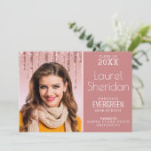 Klasse 2021 Graduate Pink Glitzer Custom Foto Ankündigung (Stehend Vorderseite)