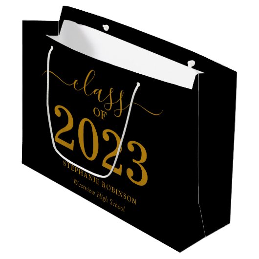 Klasse 2023 Goldenes Drehbuch auf schwarzem Abschl Große Geschenktüte (Vorderseite Schrägansicht)