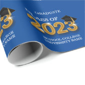Klasse 2023 Graduate Modern Blue School Name Geschenkpapier (Rolleneckpunkt)