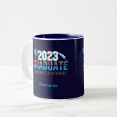 Klasse 2023-Graduiertendesign Zweifarbige Tasse (Vorderseite Links)