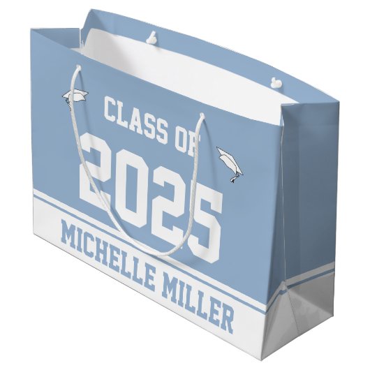 Klasse 2023 und Name auf Baby Blue und White Große Geschenktüte (Rückseite Schrägansicht)