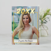 Klasse 2024 Abschluss Elegant Black & Gold Folieneinladung (Stehend vorne)