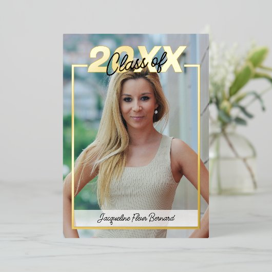 Klasse 2024 Abschluss Elegant Black & Gold Folieneinladung (Stehend vorne)