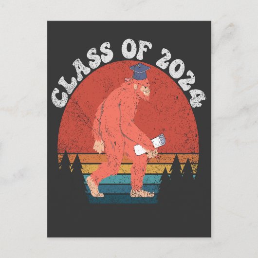Klasse 2024 Funny Abschluss Bigfoot Retro Geschenk Ankündigungspostkarte (Vorderseite)