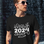 Klasse 2024 mit Namen T-Shirt<br><div class="desc">Mit diesem Zazzle-T - Shirt "Class of 2024" machen Sie sich bereit,  ein stilvolles Statement abzugeben! Dieses Tee,  das zur Feier Ihrer akademischen Reise konzipiert wurde,  ist ein Muss für alle zukunftsweisenden Absolventen und ist ideal,  um Ihren Klassenstolz auf all Ihre Abenteuer in der Oberstufe oder Uni zu zeigen</div>
