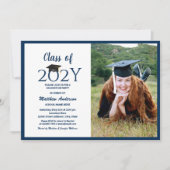 Klasse 2024 Navy Blue Graduate Foto Abschluss Einladung (Vorderseite)