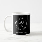 Klasse 2025 Emblem School Name Black Abschluss Kaffeetasse (Links)
