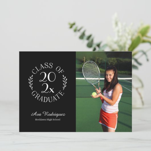 Klasse 2025 Foto Schwarzer Abschluss Grad 2 Ankündigung (Stehend Vorderseite)