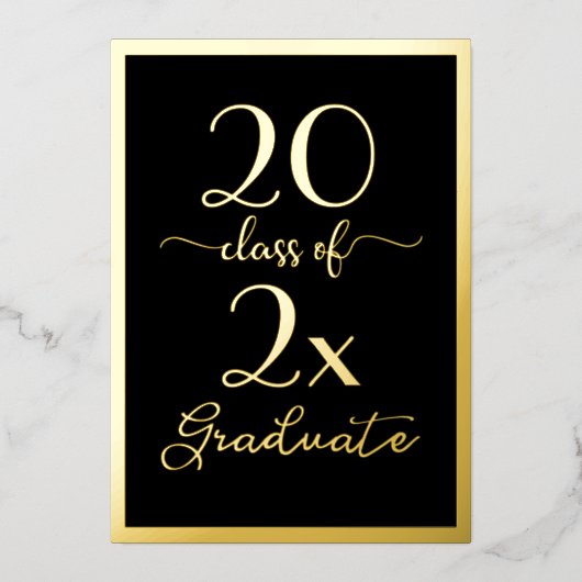 Klasse 2025 Graduate Chic Black Gold Script Folieneinladung (Vorderseite)