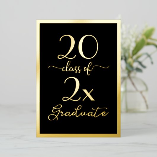 Klasse 2025 Graduate Chic Black Gold Script Folieneinladung (Stehend vorne)
