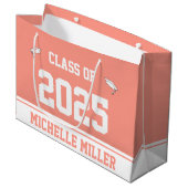 Klasse 2025 Graduate Name Peachy Pink und White Große Geschenktüte (Vorderseite Schrägansicht)