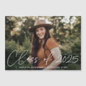 Klasse 2025 Moderner Abschluss für Weißes Script-F Magneteinladung (Vorderseite)