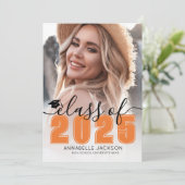 Klasse 2025 Orange Graduate Foto Abschluss Einladung (Stehend Vorderseite)
