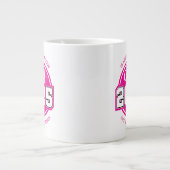 Klasse 2025 Rosa Graduate Name Jumbo-Tasse (Vorderseite)