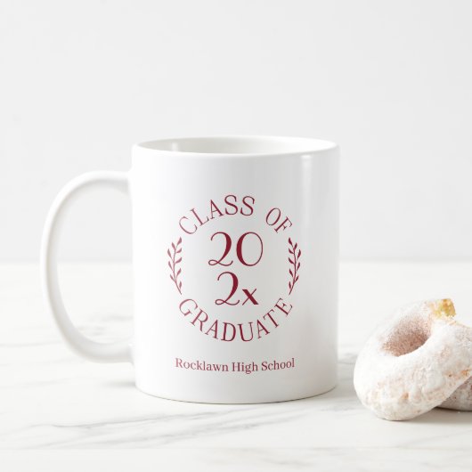 Klasse 2025 Schulname Maroon Emblem Abschluss Kaffeetasse (Mit Donut)