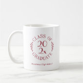 Klasse 2025 Schulname Maroon Emblem Abschluss Kaffeetasse (Links)
