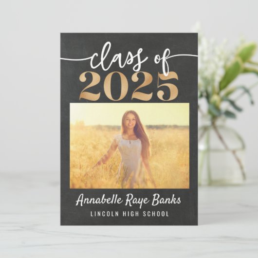 Klasse 2025 Script Gray Chalk Printable Einladung (Stehend Vorderseite)