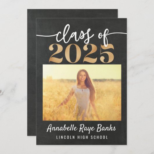 Klasse 2025 Script Gray Chalk Printable Einladung (Vorne/Hinten)