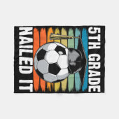 Klasse 5 Hat es gepackt Fußball Ll Abschlusskappe Fleecedecke (Vorderseite (Horizontal))