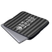 Klasse BEHALTEN CALM und Text auf schwarzen Streif Laptopschutzhülle (Vorne Knopf)