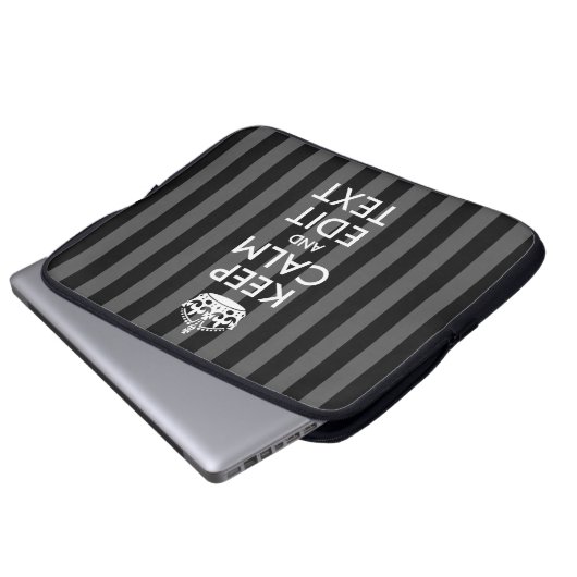 Klasse BEHALTEN CALM und Text auf schwarzen Streif Laptopschutzhülle (Vorne Knopf)