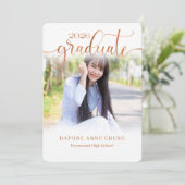 Klasse der 2025 Imitate Bronz Leaf Modernes Foto Einladung (Stehend Vorderseite)