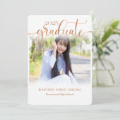 Klasse der 2025 Imitate Bronz Leaf Modernes Foto Einladung (Stehend Vorderseite)