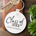 Klasse der ADD-JAHR-Graduationspartei Schlüsselanhänger<br><div class="desc">Fügen Sie 2020,  2021 oder jedes Jahr zu diesem skurrilen Design. Dieses kann für jeden Absolventen oder Wiedersehen verwendet werden - High School,  Uni,  Graduate School,  Krankenpflege,  med school oder sogar Fachschule.</div>