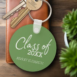 Klasse DER ADD YOUR YEAR Graduation Party Schlüsselanhänger<br><div class="desc">Fügen Sie 2020,  2021 oder jedes Jahr zu diesem skurrilen Design. Dieses kann für jeden Absolventen oder Wiedersehen verwendet werden - High School,  Uni,  Graduate School,  Krankenpflege,  med school oder sogar Fachschule.</div>