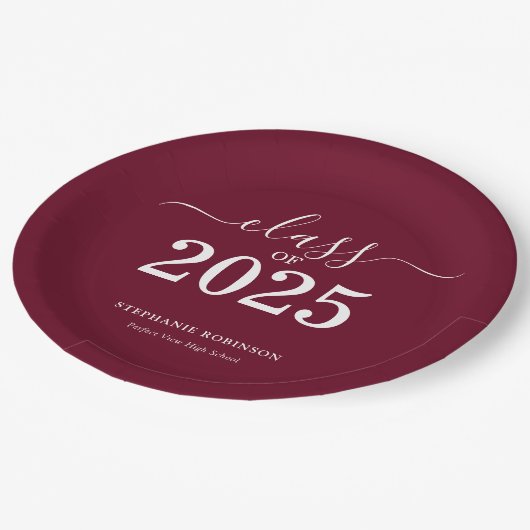 Klasse der Burgundy Graduation Party 2025 Pappteller (Schrägansicht)