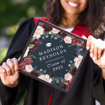 Klasse der Burgundy Navy Blue Floral Class 2025<br><div class="desc">Burgundy Navy Blue Floral Classy Abschluss Hut. Für weitere Anpassungen,  verwenden Sie bitte unser Design-Tool,  um diese Vorlage zu ändern.</div>