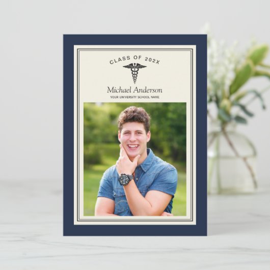 Klasse der Medical School Graduation Party 2025 Einladung (Stehend Vorderseite)